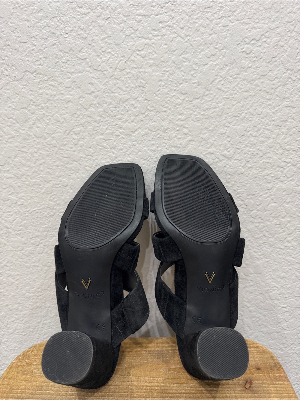 Vionic Merlot Black Suede Slide Sandals Size 8 - Picture 8 of 8